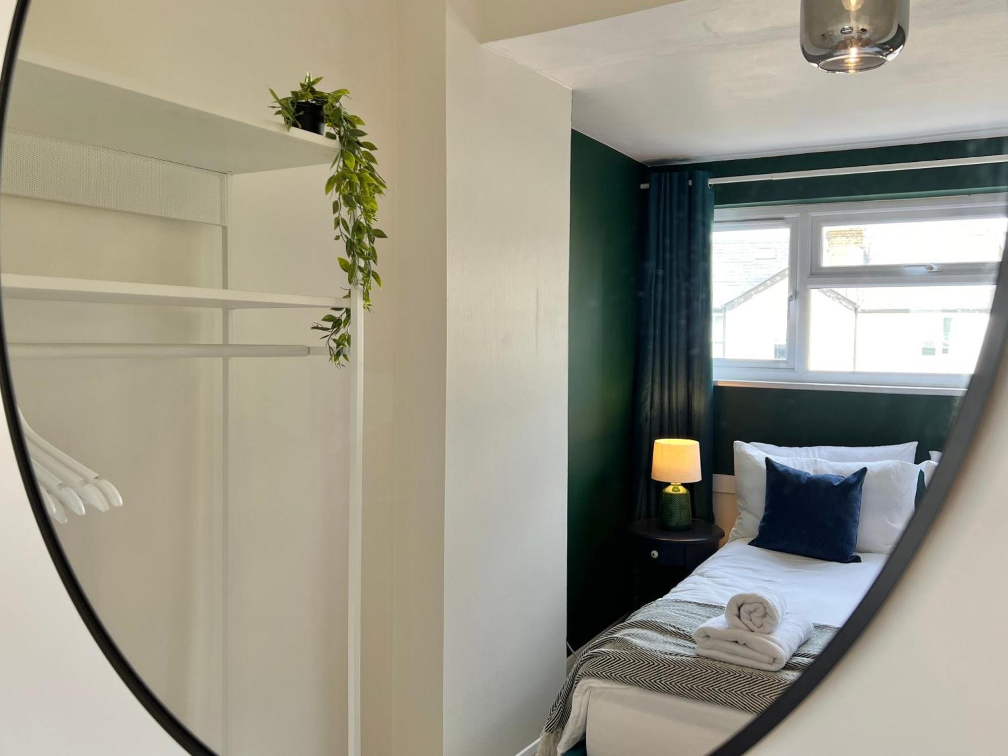 Charming Central Windsor 2 Bed Cottage Free Residents Parking And Private Garden Legoland Ascot Windsor Castle Thorpe Park Heathrow Airport Bagian luar foto