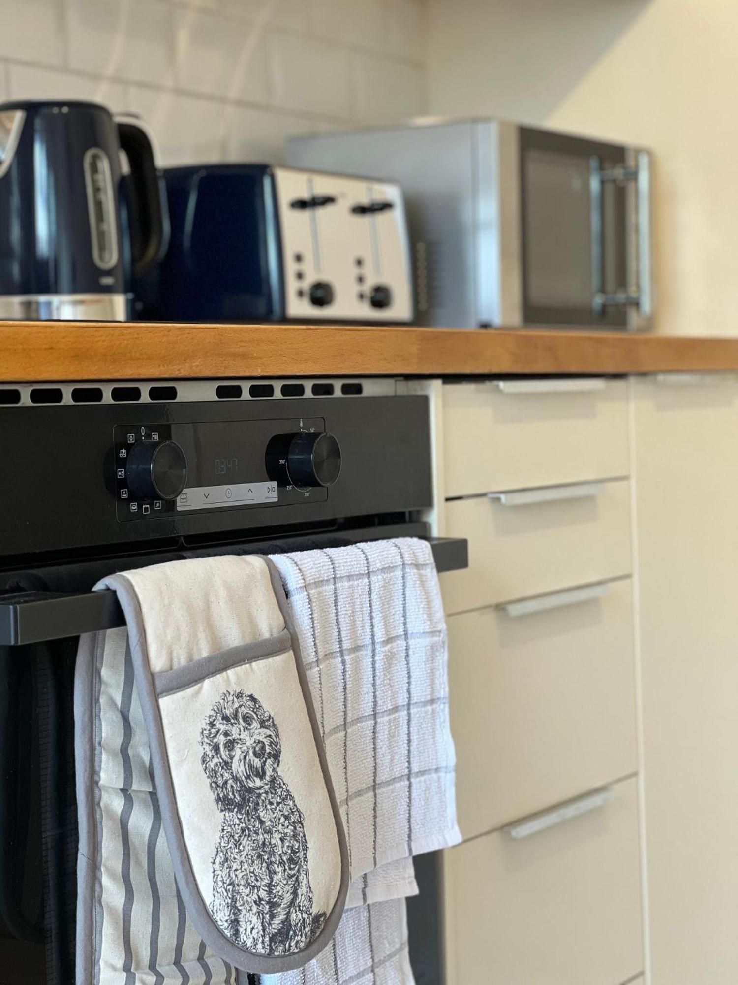 Charming Central Windsor 2 Bed Cottage Free Residents Parking And Private Garden Legoland Ascot Windsor Castle Thorpe Park Heathrow Airport Bagian luar foto
