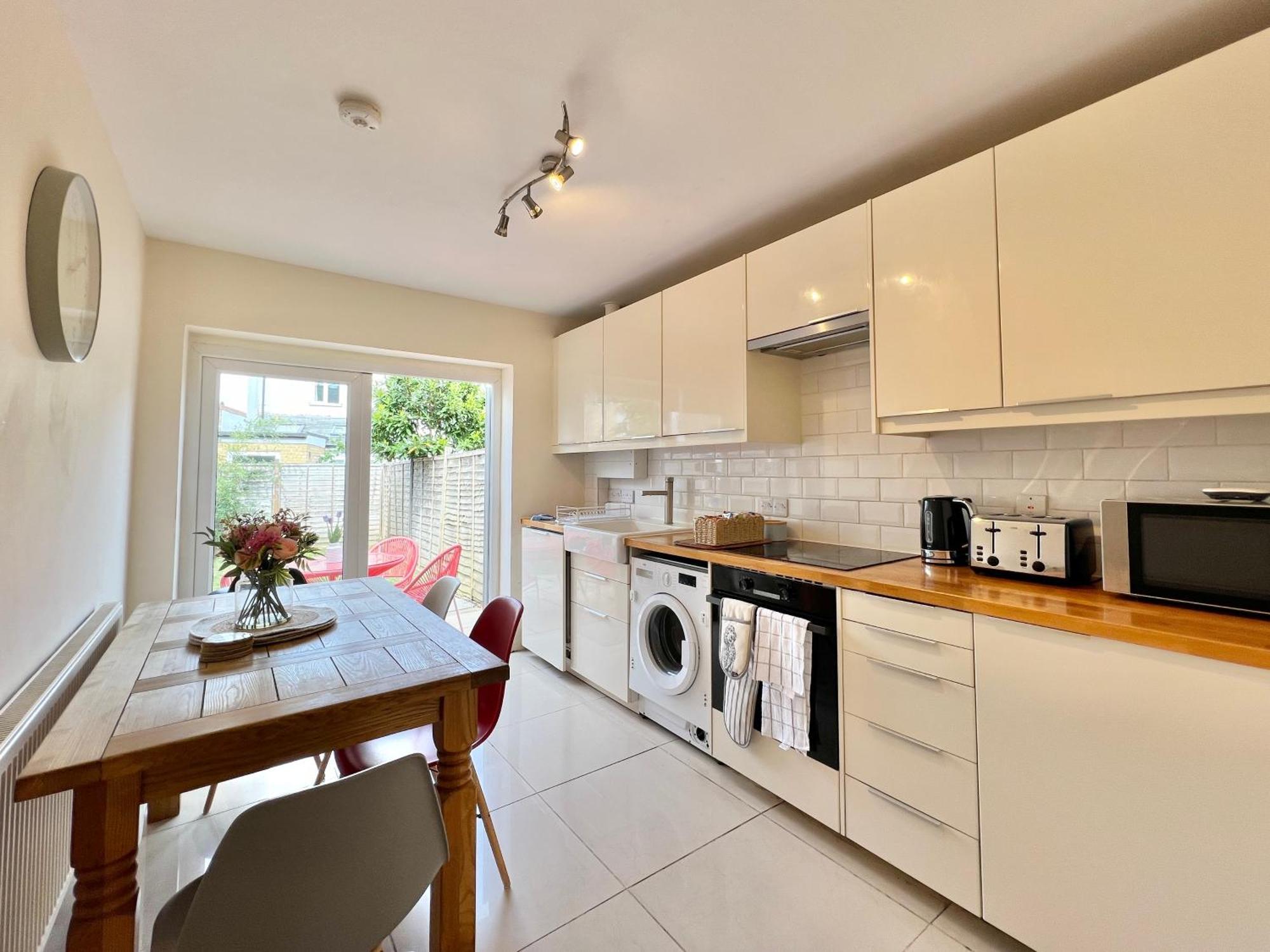 Charming Central Windsor 2 Bed Cottage Free Residents Parking And Private Garden Legoland Ascot Windsor Castle Thorpe Park Heathrow Airport Bagian luar foto
