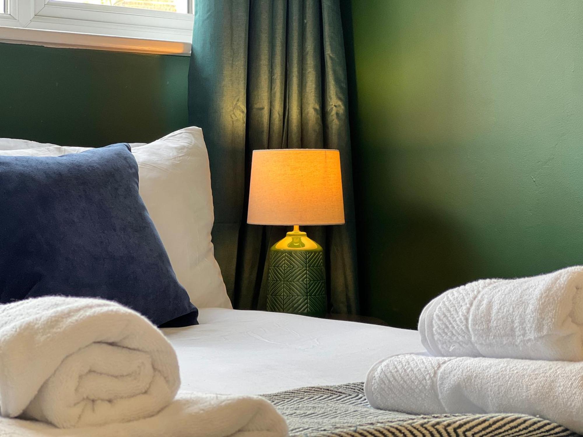 Charming Central Windsor 2 Bed Cottage Free Residents Parking And Private Garden Legoland Ascot Windsor Castle Thorpe Park Heathrow Airport Bagian luar foto